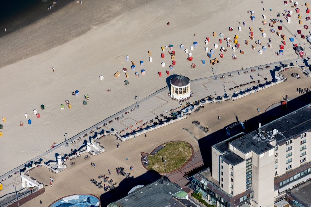 Borkum from above - Beach chair on the sandy beach ranks in the coastal area of the North Sea at the edge of the residential area of Borkum in the state Lower Saxony