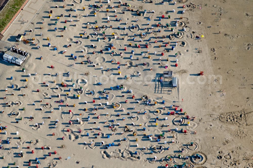 Aerial photograph Borkum - Beach chair on the sandy beach ranks in the coastal area of the North Sea at the edge of the residential area of Borkum in the state Lower Saxony