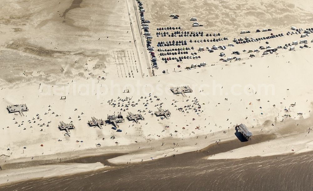 Sankt Peter-Ording from above - Beach chair on the sandy beach ranks in the coastal area of North Sea in the district Sankt Peter-Ording in Sankt Peter-Ording in the state Schleswig-Holstein, Germany