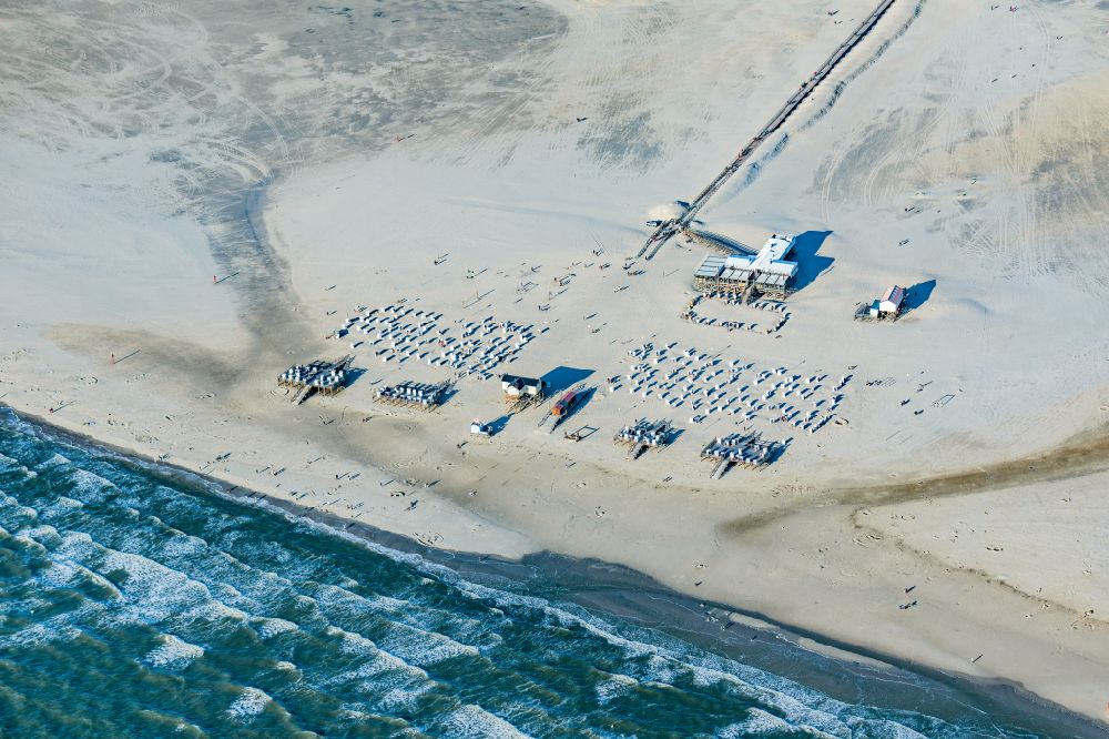Sankt Peter-Ording from the bird's eye view: Beach chair on the sandy beach ranks in the coastal area of North Sea in the district Sankt Peter-Ording in Sankt Peter-Ording in the state Schleswig-Holstein, Germany