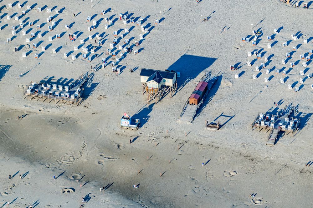 Sankt Peter-Ording from the bird's eye view: Beach chair on the sandy beach ranks in the coastal area of North Sea in the district Sankt Peter-Ording in Sankt Peter-Ording in the state Schleswig-Holstein, Germany
