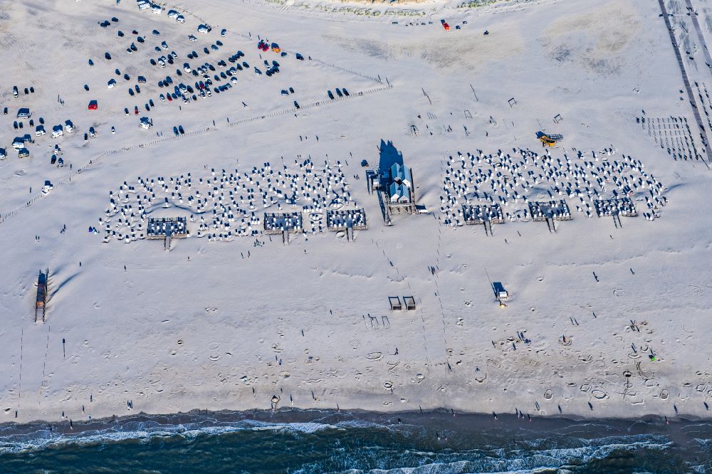 Sankt Peter-Ording from above - Beach chair on the sandy beach ranks in the coastal area of North Sea in the district Sankt Peter-Ording in Sankt Peter-Ording in the state Schleswig-Holstein, Germany