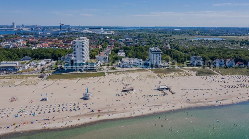 Aerial photograph Rostock - Beach chair on the sandy beach ranks in the coastal area of Baltic Sea in the district Warnemuende in Rostock in the state Mecklenburg - Western Pomerania, Germany