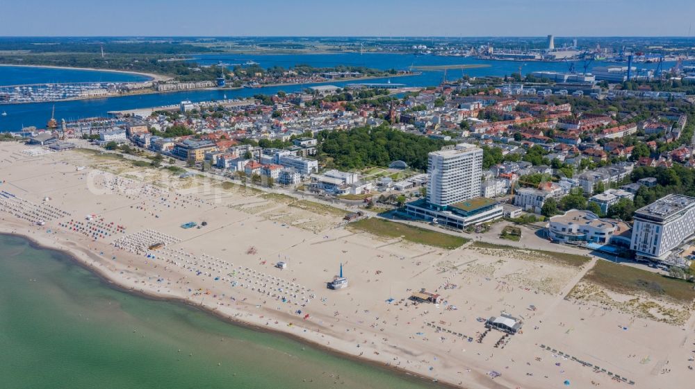 Rostock from the bird's eye view: Beach chair on the sandy beach ranks in the coastal area of Baltic Sea in the district Warnemuende in Rostock in the state Mecklenburg - Western Pomerania, Germany