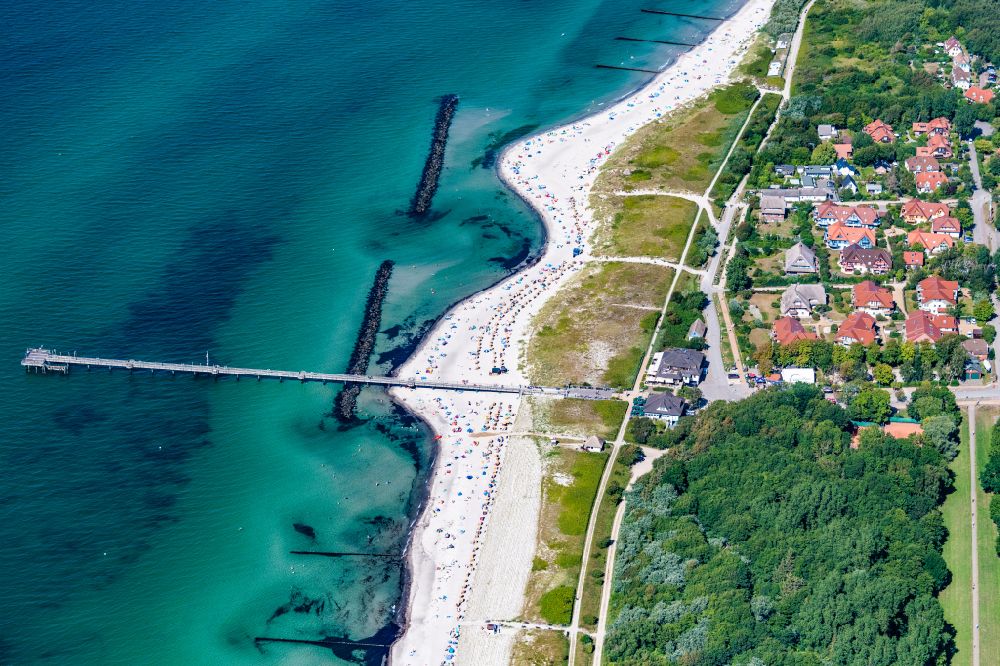 Aerial photograph Ostseebad Wustrow - Beach chair on the sandy beach ranks in the coastal area of Baltic Sea in Ostseebad Wustrow in the state Mecklenburg - Western Pomerania, Germany