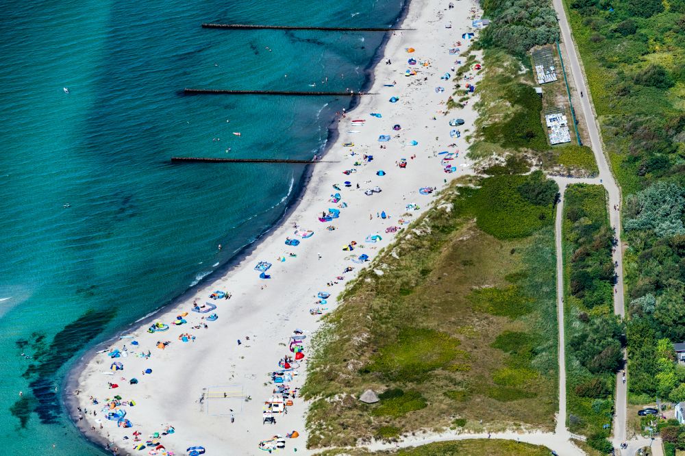 Aerial image Ostseebad Wustrow - Beach chair on the sandy beach ranks in the coastal area of Baltic Sea in Ostseebad Wustrow in the state Mecklenburg - Western Pomerania, Germany