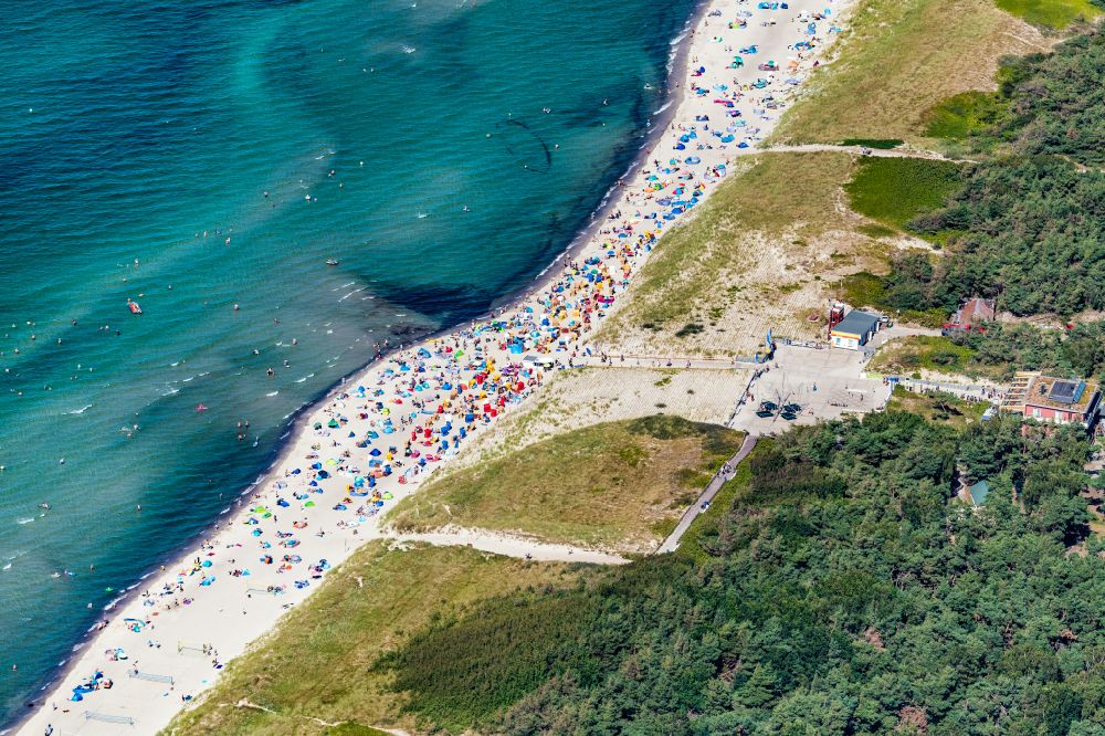 Aerial photograph Ostseebad Wustrow - Beach chair on the sandy beach ranks in the coastal area of Baltic Sea in Ostseebad Wustrow in the state Mecklenburg - Western Pomerania, Germany