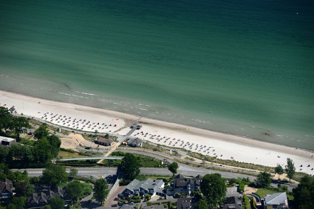 Aerial image Scharbeutz - Beach chair on the sandy beach ranks in the coastal area of the Baltic Sea at the course of the road Strandallee in Scharbeutz in the state Schleswig-Holstein