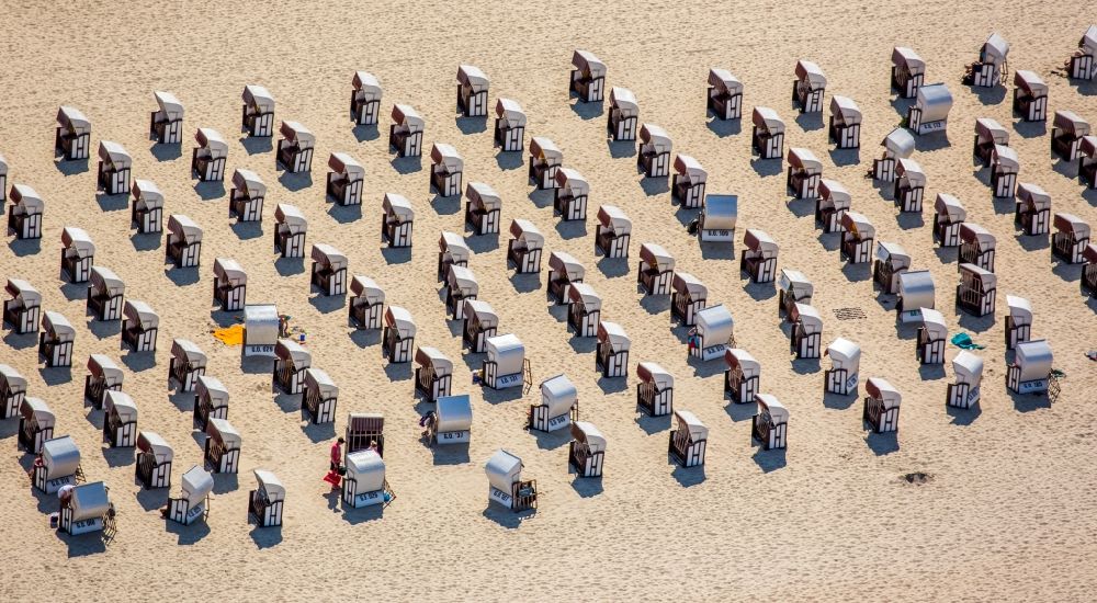 Aerial photograph Sellin - Beach chair on the sandy beach ranks in the coastal area the Baltic Sea in Sellin in the state Mecklenburg - Western Pomerania