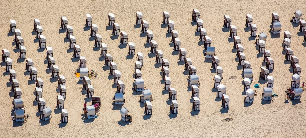 Sellin from the bird's eye view: Beach chair on the sandy beach ranks in the coastal area the Baltic Sea in Sellin in the state Mecklenburg - Western Pomerania