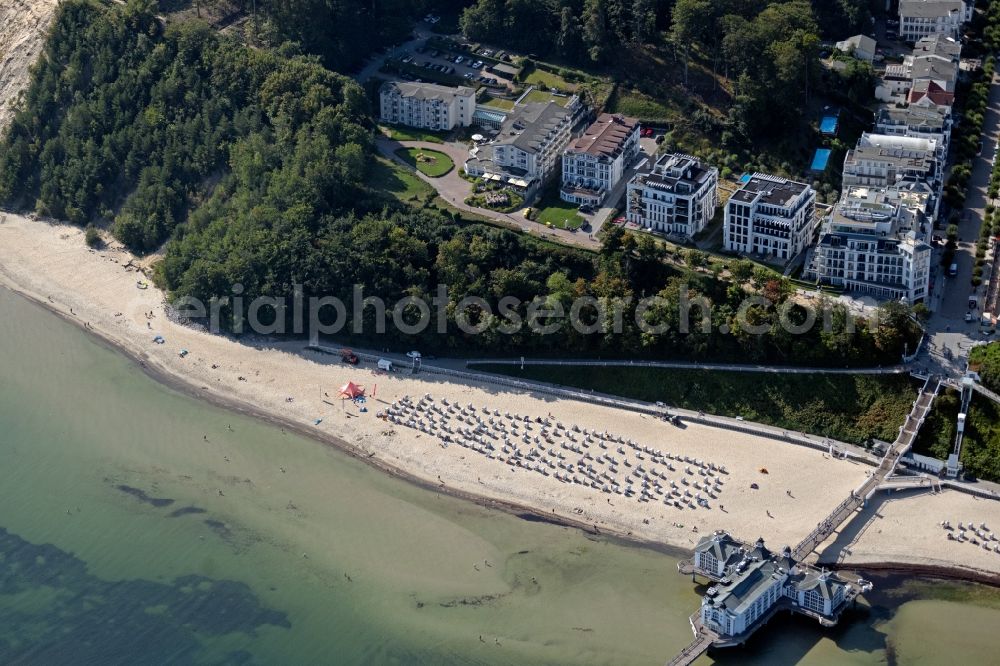 Aerial photograph Sellin - Beach chair on the sandy beach ranks in the coastal area the Baltic Sea in Sellin at the baltic coast in the state Mecklenburg - Western Pomerania