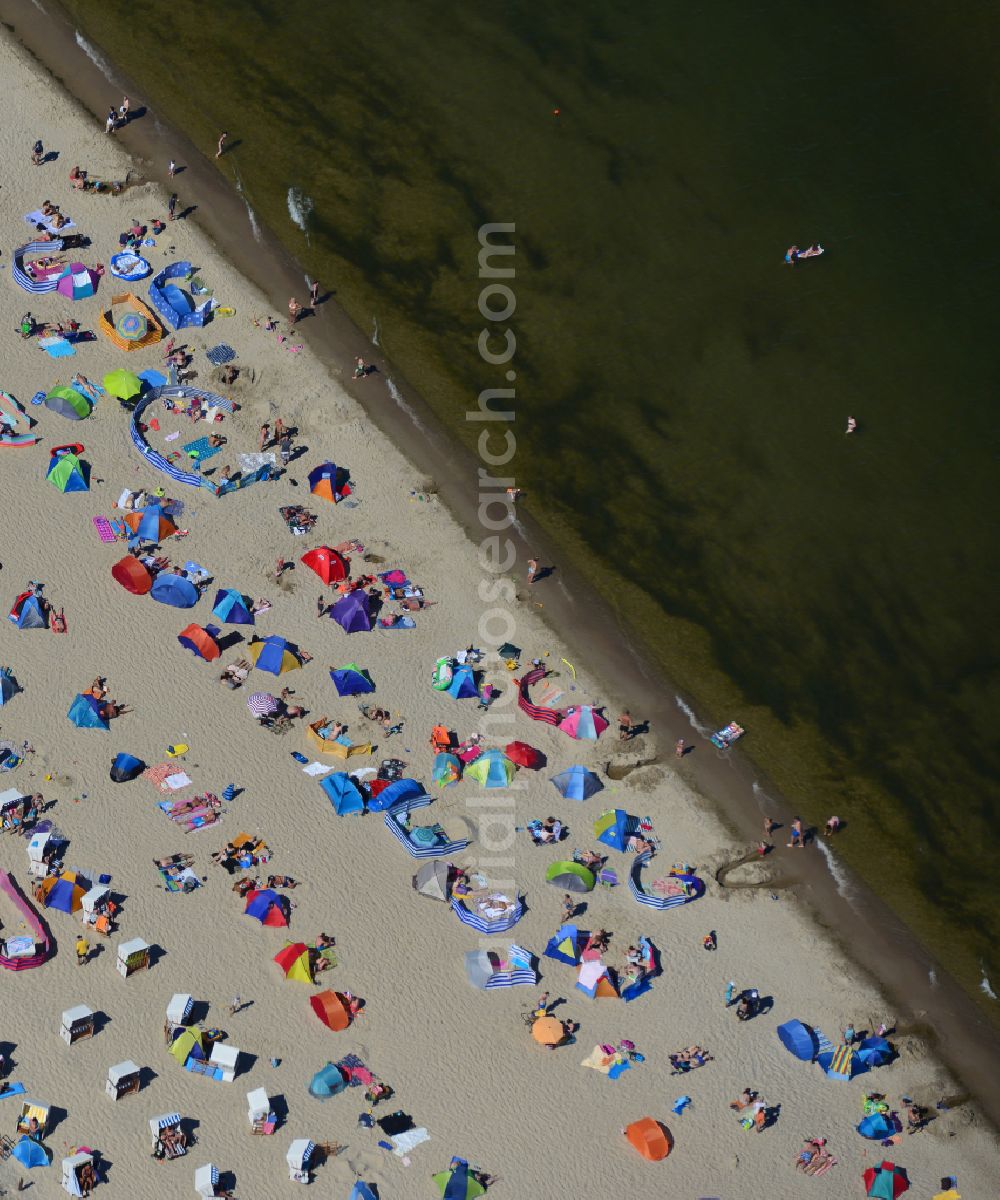 Zinnowitz from the bird's eye view: Beach chair on the sandy beach ranks in the coastal area the Baltic Sea on street Strandpromenade in Zinnowitz in the state Mecklenburg - Western Pomerania
