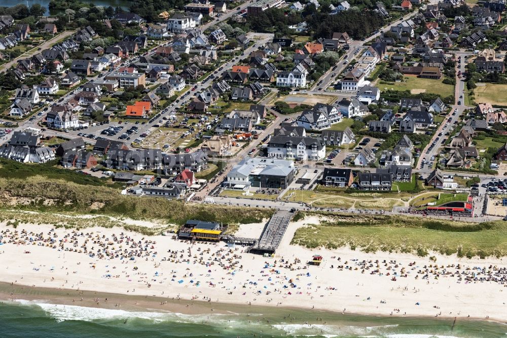 Wenningstedt-Braderup (Sylt) from the bird's eye view: Beach chair on the sandy beach ranks in the coastal area Strand Wenningstedt in Wenningstedt-Braderup (Sylt) in the state Schleswig-Holstein, Germany