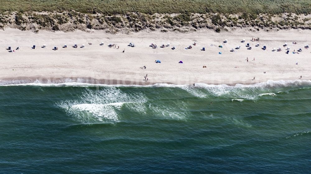 Wenningstedt-Braderup (Sylt) from above - Beach chair on the sandy beach ranks in the coastal area in Wenningstedt-Braderup (Sylt) in the state Schleswig-Holstein, Germany