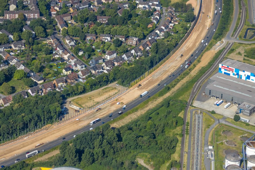 Duisburg from the bird's eye view: Motorway construction site to renew the split covering on the BAB A40 in the district of Kasslerfeld in Duisburg in the Ruhr area in the state of North Rhine-Westphalia, Germany