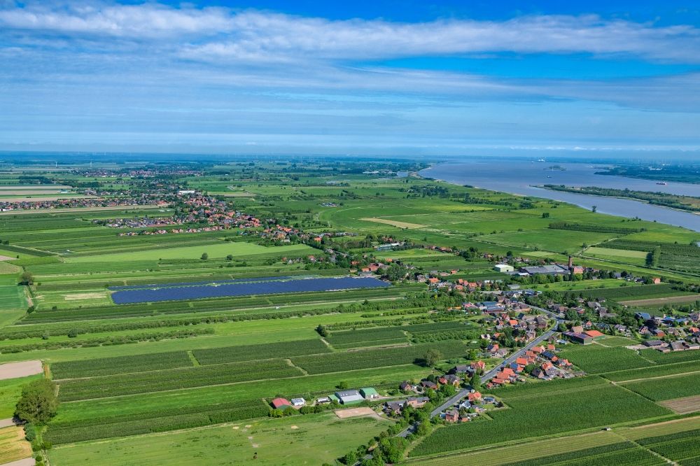 Barnkrug from the bird's eye view: Agricultural land and field boundaries surround the settlement area of the village in Elb Marschland in Barnkrug in the state Lower Saxony, Germany