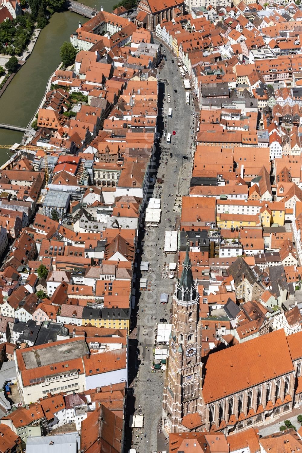 Landshut from the bird's eye view: Street - road guidance of the old town in Landshut in the state Bavaria, Germany