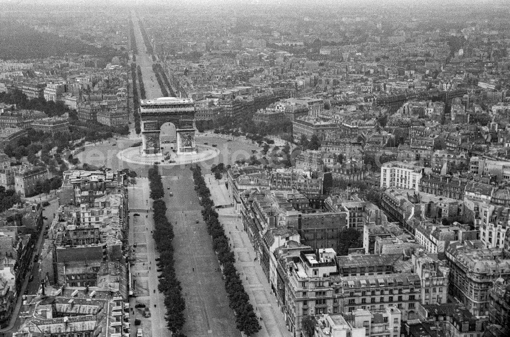 Aerial photograph Paris - Street guide of famous promenade and shopping street Champs Elysee - Place de la Concord - Arc de Triomphe in Paris in Ile-de-France, France
