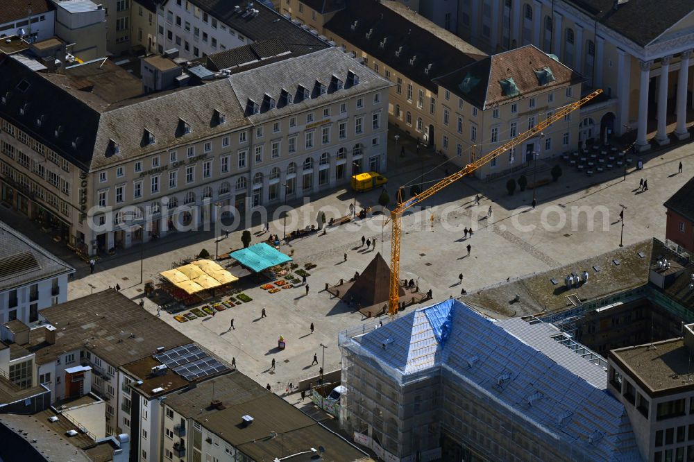Karlsruhe from the bird's eye view: Street layout of the well-known promenade and shopping street Karlsruhe Pyramid at the Pyramidenmarkt on the market square in Karlsruhe in the state Baden-Wuerttemberg, Germany
