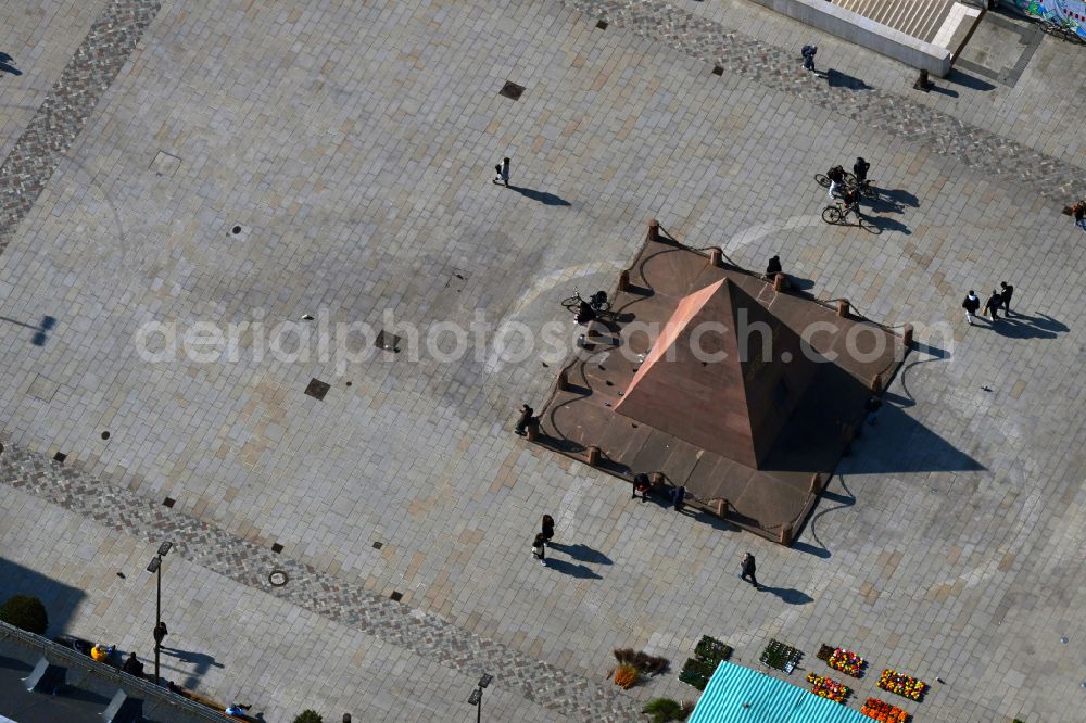 Aerial photograph Karlsruhe - Street layout of the well-known promenade and shopping street Karlsruhe Pyramid at the Pyramidenmarkt on the market square in Karlsruhe in the state Baden-Wuerttemberg, Germany