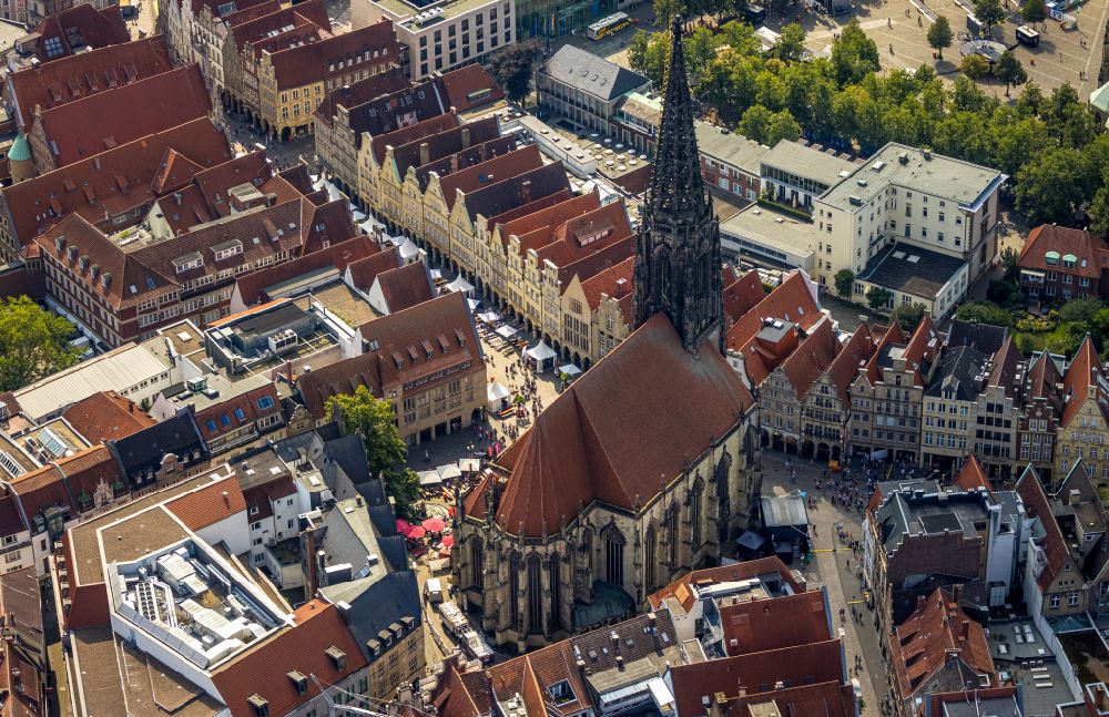 Münster from the bird's eye view: Street guide of famous promenade and shopping street on street Prinzipalmarkt in Muenster in the state North Rhine-Westphalia, Germany