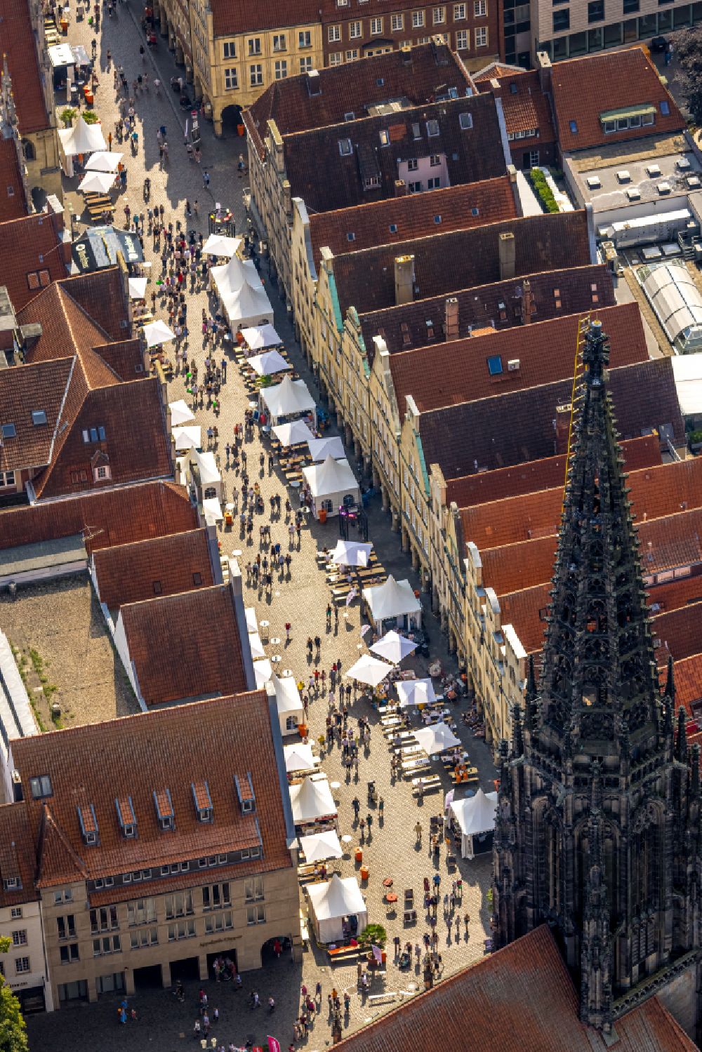 Aerial photograph Münster - Street guide of famous promenade and shopping street on street Prinzipalmarkt in Muenster in the state North Rhine-Westphalia, Germany