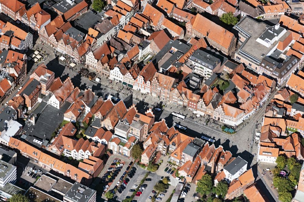 Lüneburg from the bird's eye view: Street guide of famous promenade and shopping street on Sande in Lueneburg in the state Lower Saxony, Germany