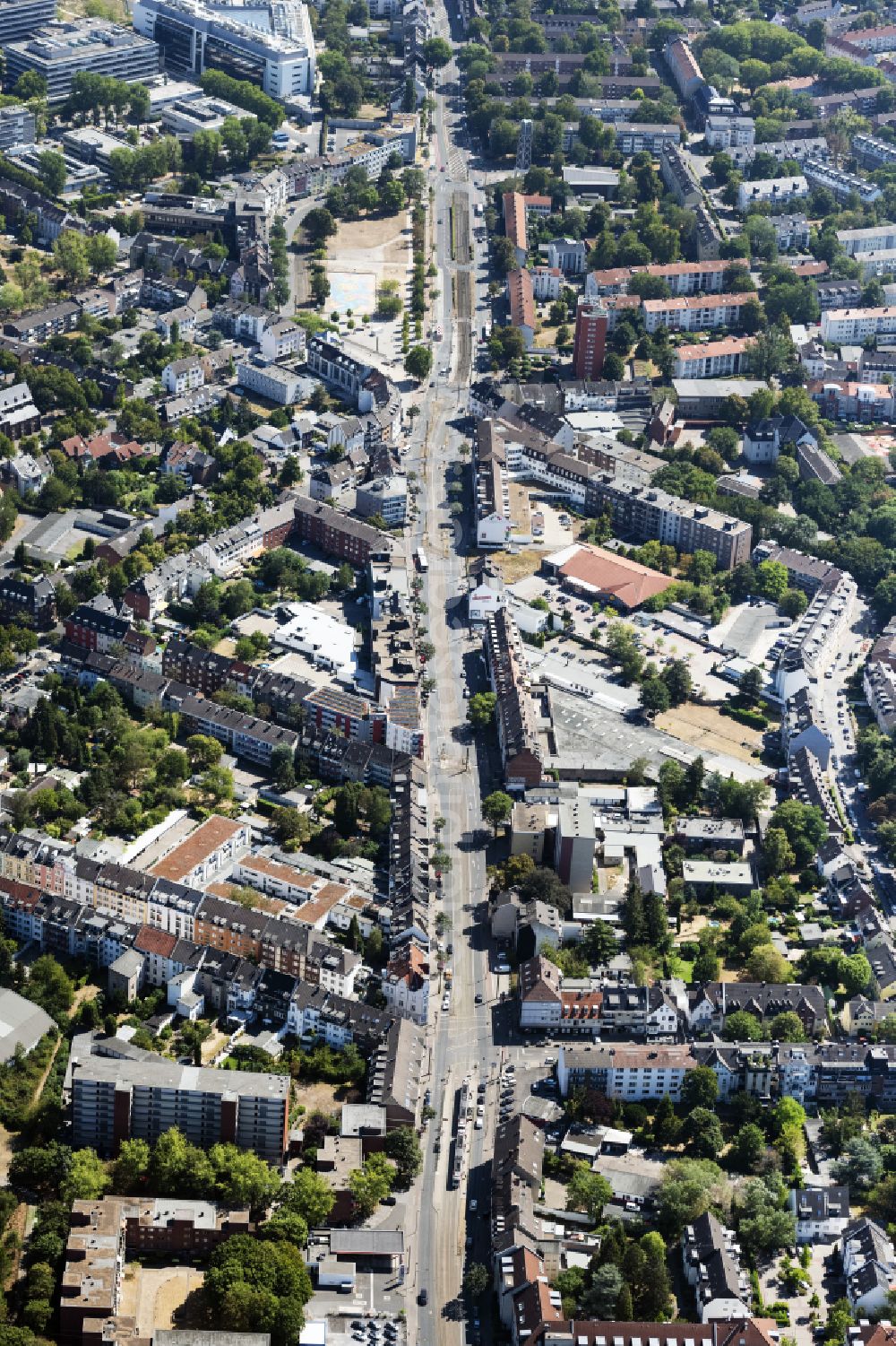 Aerial image Düsseldorf - Street - road guidance of Koellner Landstrasse in Duesseldorf at Ruhrgebiet in the state North Rhine-Westphalia, Germany