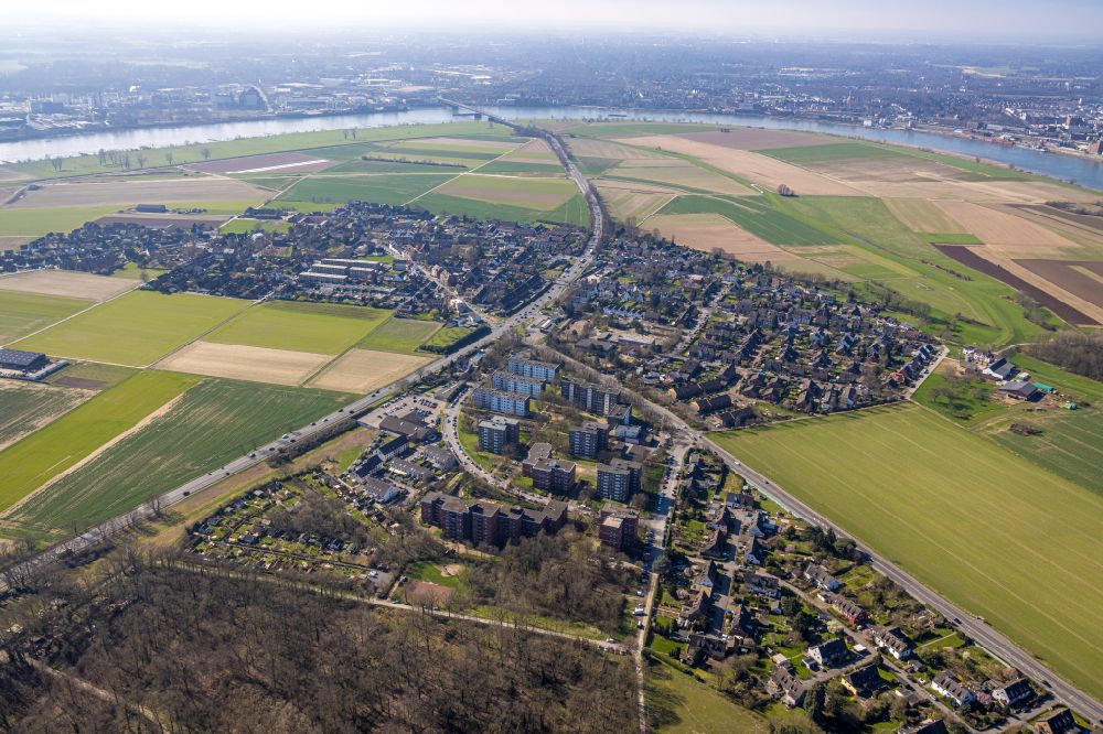 Aerial photograph Duisburg - Street - road guidance of Krefelof Strasse in the district Muendelheim in Duisburg in the state North Rhine-Westphalia, Germany