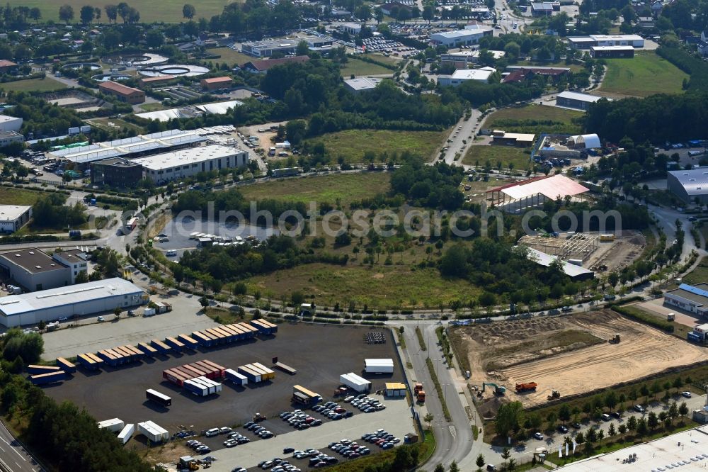 Aerial photograph Ludwigsfelde - Street - road guidance Loewenbrucher Ring in Gewerbegebiet Preussenpark in Ludwigsfelde in the state Brandenburg, Germany