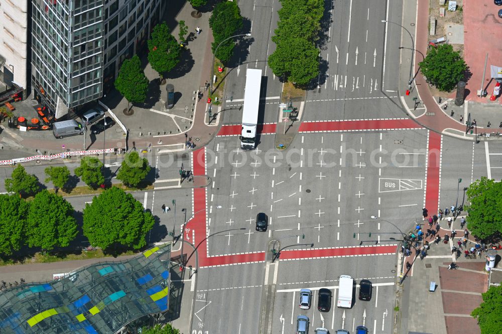 Hamburg from the bird's eye view: Road layout and marking of the course of the lane on place Millerntorplatz in the district Sankt Pauli in Hamburg, Germany