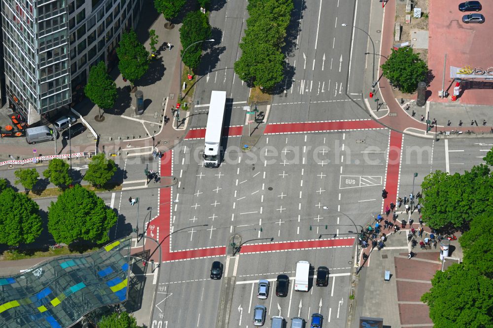 Hamburg from the bird's eye view: Road layout and marking of the course of the lane on place Millerntorplatz in the district Sankt Pauli in Hamburg, Germany