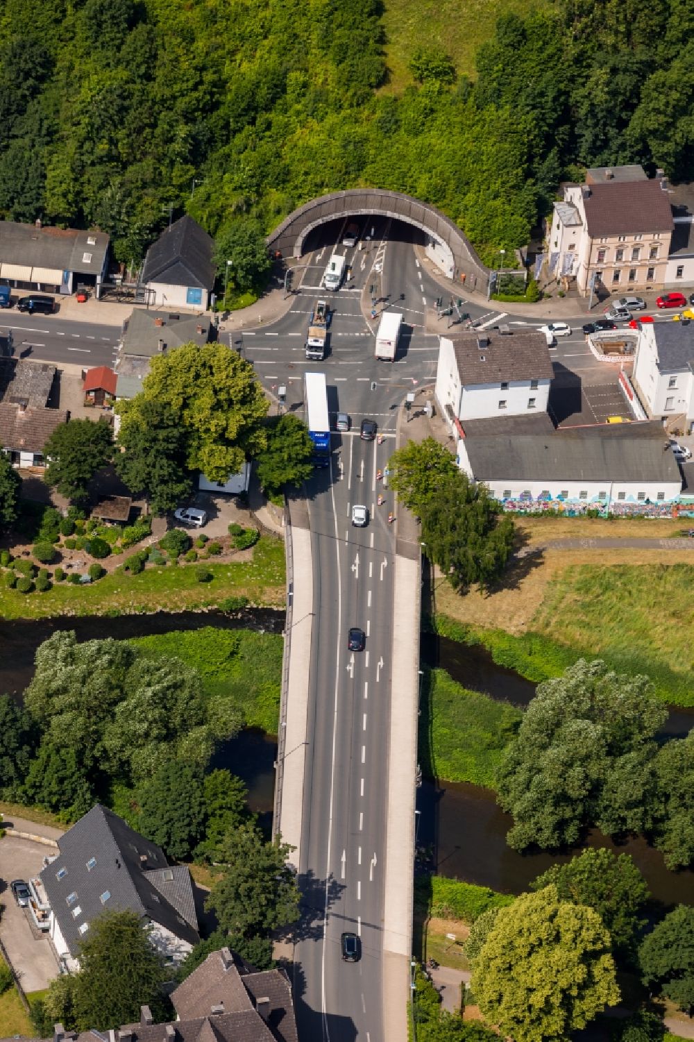 Aerial photograph Arnsberg - Streets of the B229 tunnel near the Henzestrasse on the crossing of the Ruhr river course in Arnsberg in the state of North Rhine-Westphalia, Germany
