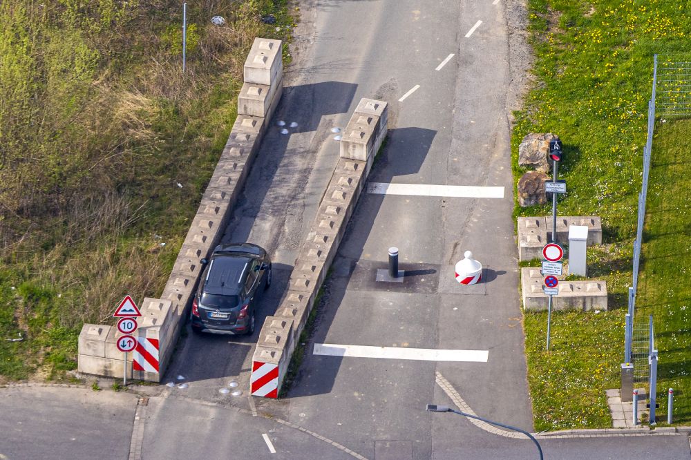 Hamm from above - Color-coded blocking segments and forced guidance on the road layout of the lane course with concrete elements on street Osterboenener Weg in Hamm at Ruhrgebiet in the state North Rhine-Westphalia, Germany