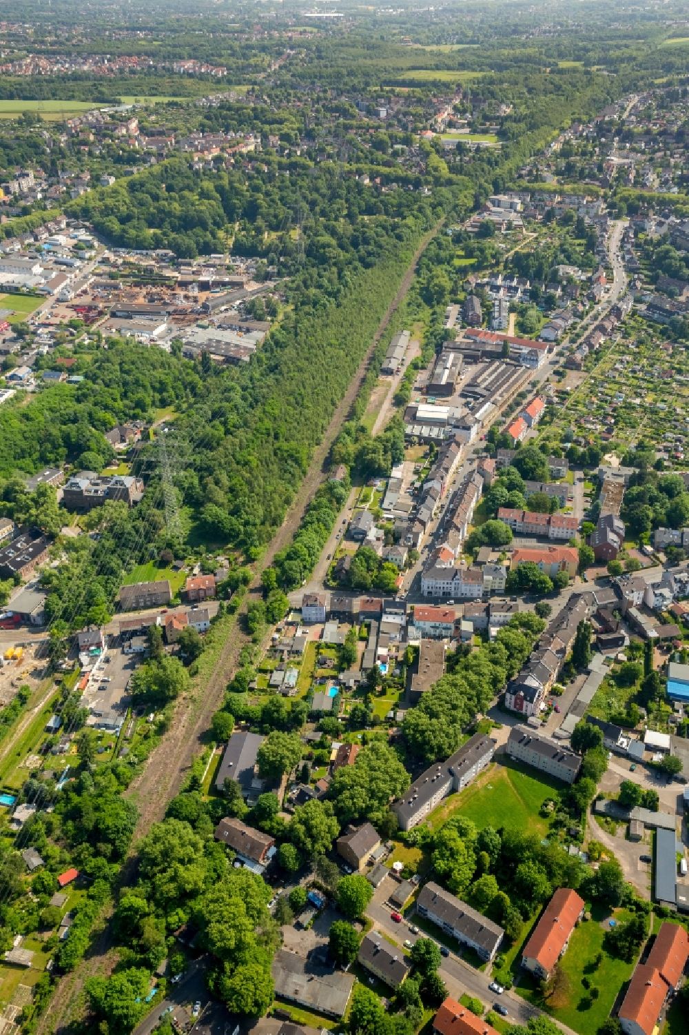 Bochum from the bird's eye view: Distance guidance of the wheel of way and the skat road bicycle quick way Ruhr RS1 in the district of Wattenscheid in Bochum in the federal state North Rhine-Westphalia, Germany
