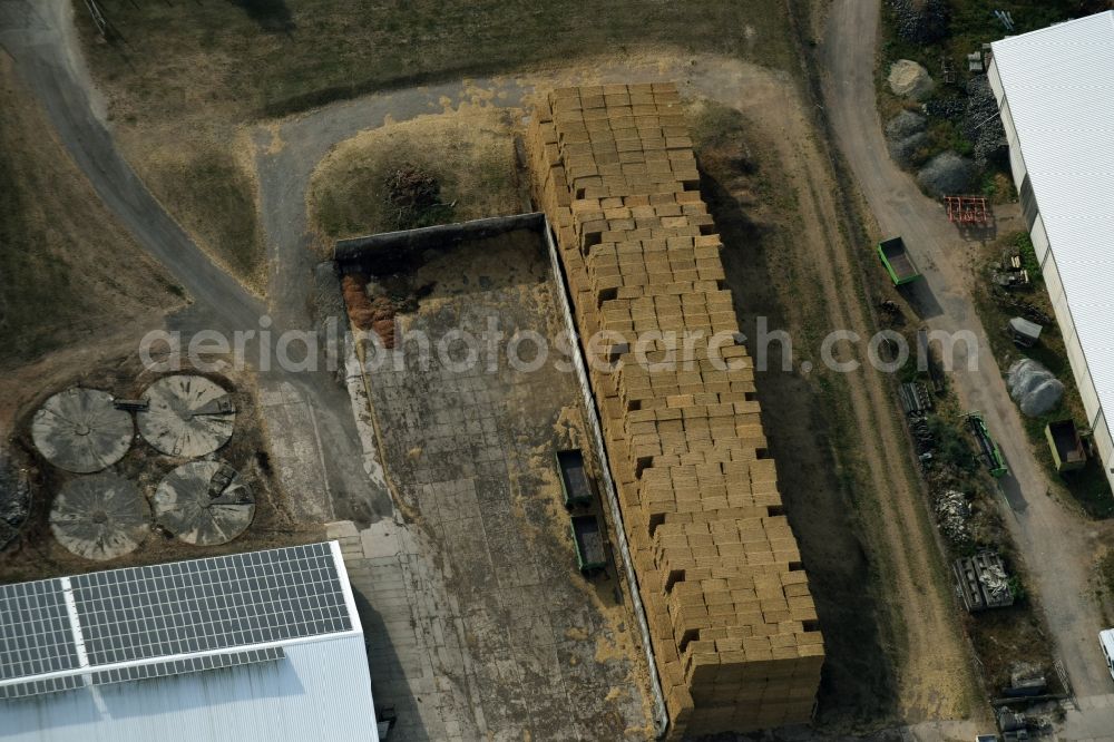 Bilzingsleben from the bird's eye view: Straw stack in an agricultural warehouse space in Bilzingsleben in the state Thuringia