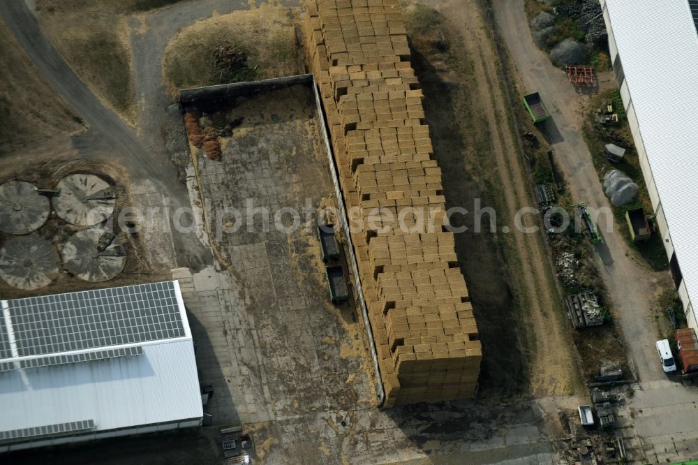 Aerial image Bilzingsleben - Straw stack in an agricultural warehouse space in Bilzingsleben in the state Thuringia