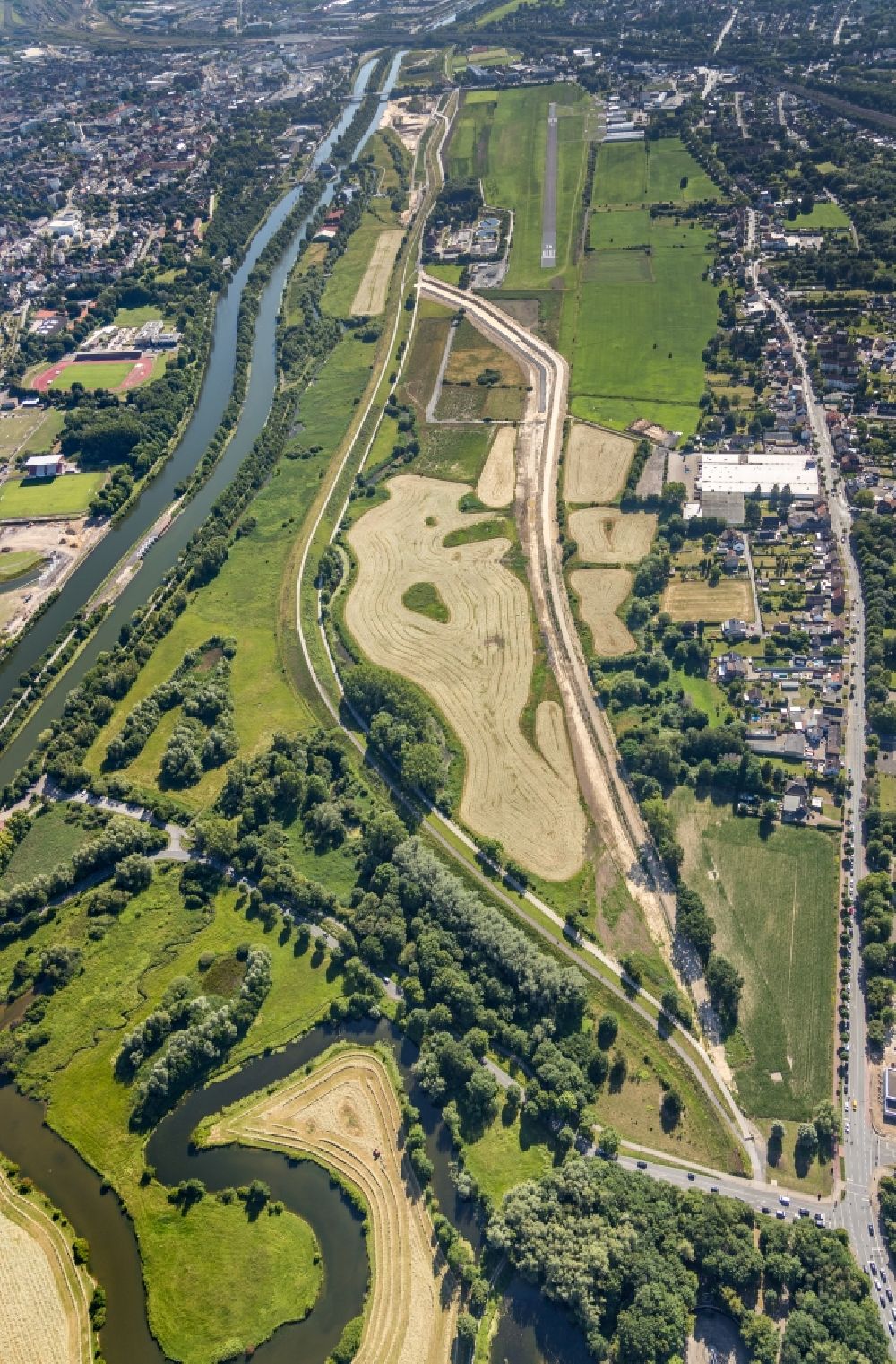 Aerial image Heessen - Grassland structures of a meadow and field landscape in the lowland of Lippe in Heessen in the state North Rhine-Westphalia, Germany