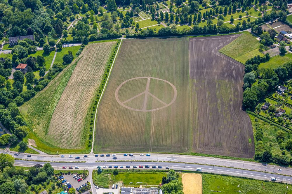 Aerial photograph Herne - Structures on agricultural fields in the form of a peace sign on street Sodinger Strasse in Herne at Ruhrgebiet in the state North Rhine-Westphalia, Germany