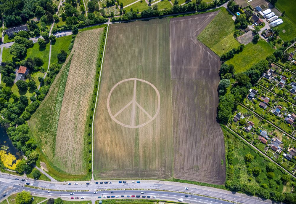 Herne from the bird's eye view: Structures on agricultural fields in the form of a peace sign on street Sodinger Strasse in Herne at Ruhrgebiet in the state North Rhine-Westphalia, Germany