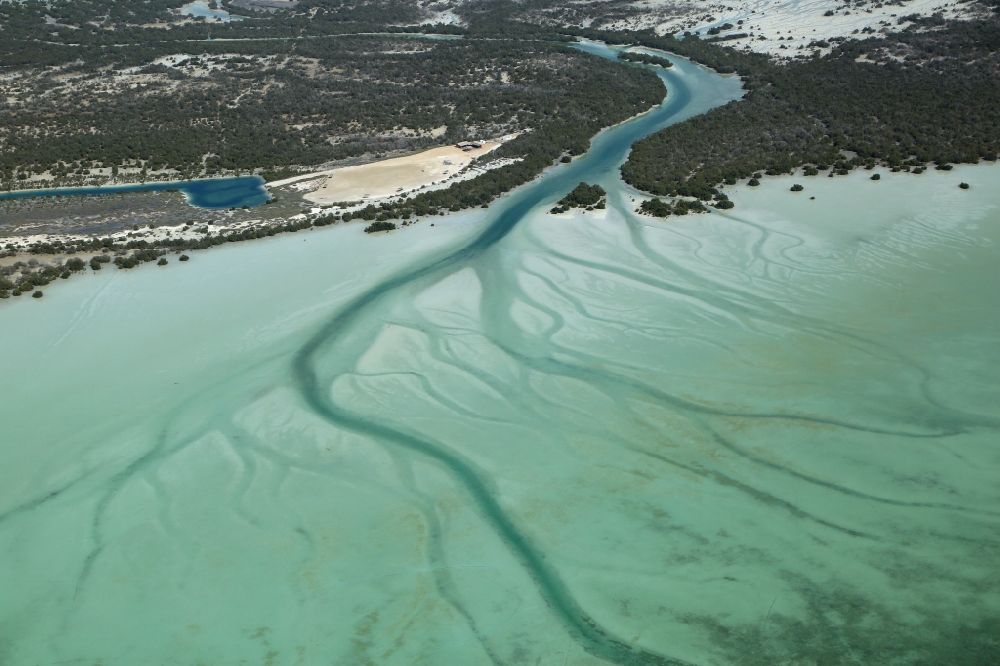Aerial photograph Abu Dhabi - Water structures in the mangrove waters of Khor Laffan at Zeraa Island in Abu Dhabi in United Arab Emirates
