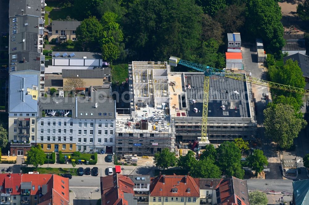 Aerial photograph Rostock - Student Residence - Building with a cafeteria on Ulmenstrasse in the district Kroepeliner-Tor-Vorstadt in Rostock in the state Mecklenburg - Western Pomerania, Germany