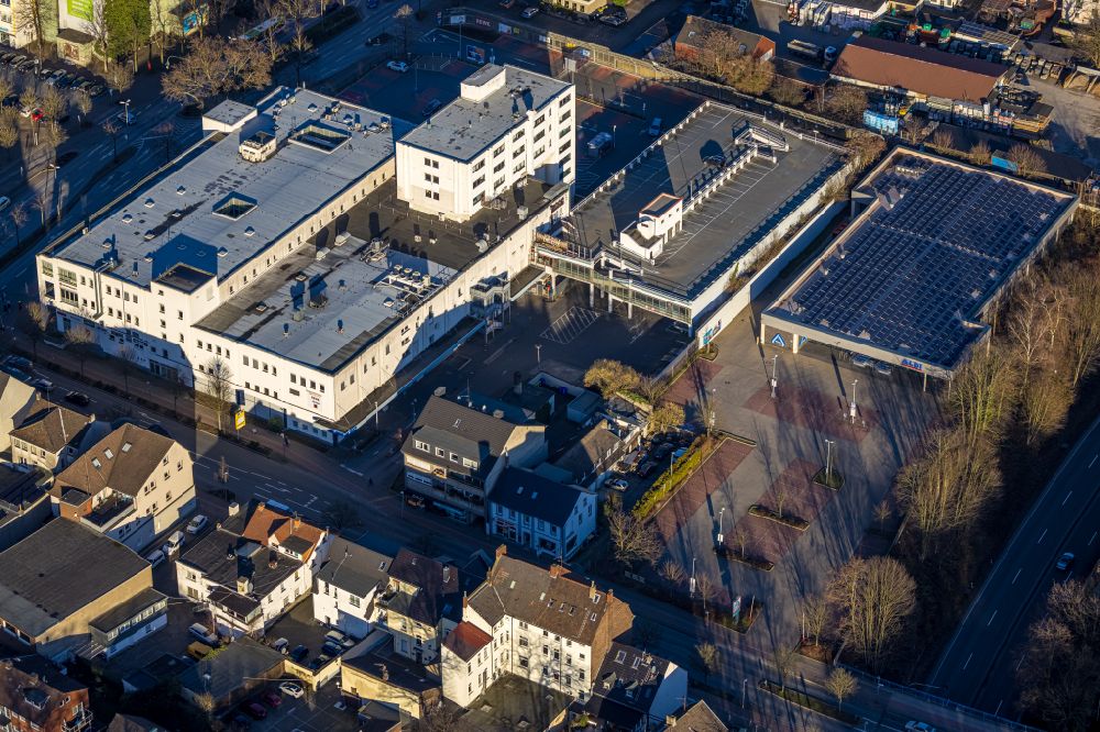 Aerial photograph Gladbeck - Store of the supermarket ALDI in the Horster street in Gladbeck in the state North Rhine-Westphalia. Next to it a Kaufland branch and the Mcfit gym