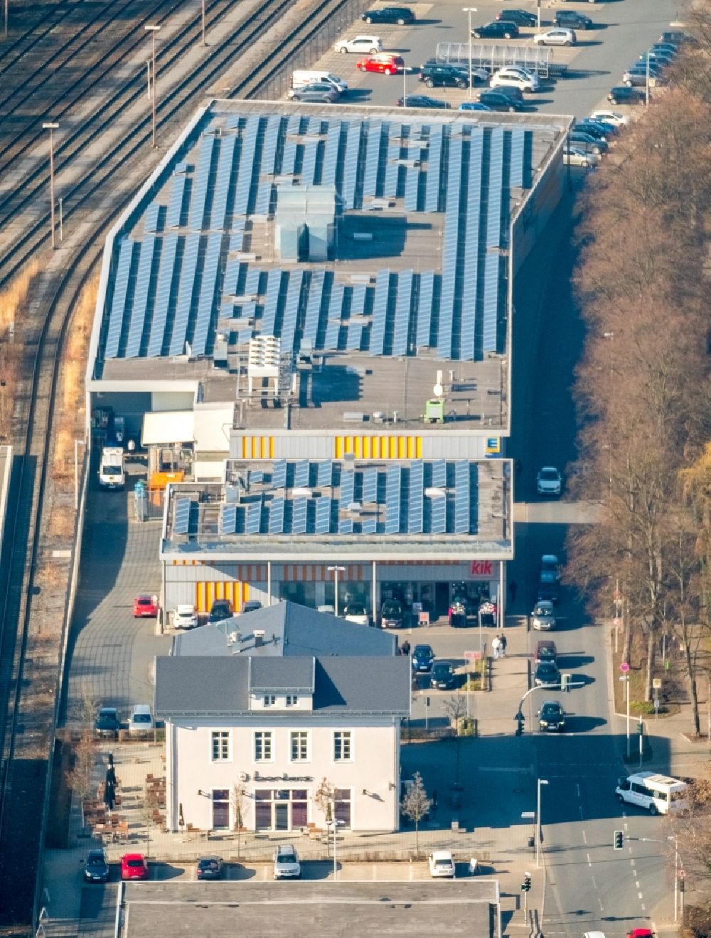 Aerial image Menden (Sauerland) - Store of the Supermarket of E center Enste and the restaurant Bonkers Untere Promenade in the district Platte Heide in Menden (Sauerland) in the state North Rhine-Westphalia, Germany