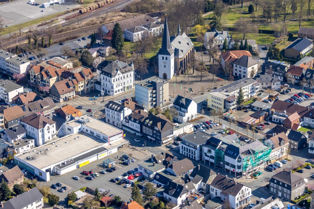 Aerial photograph Arnsberg - Store of the Supermarket Lidl overlooking the St.-Petri-Kirche on street Heinrich-Luebke-Strasse in the district Huesten in Arnsberg at Sauerland in the state North Rhine-Westphalia, Germany