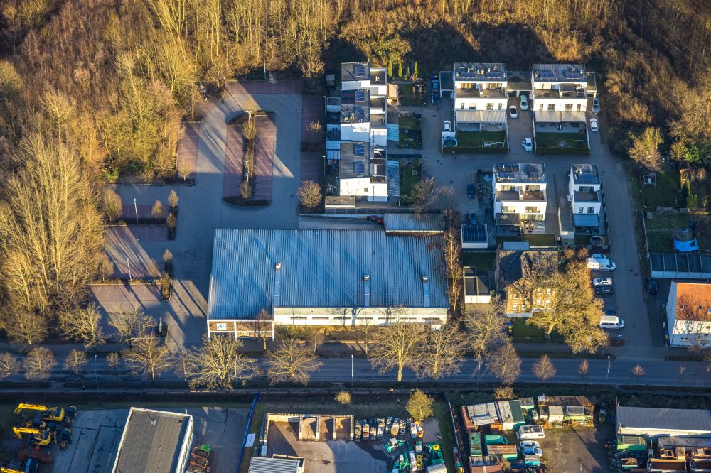 Gladbeck from the bird's eye view: Store of the Supermarket next to a residential area of a row house settlement on Rossheidestrasse in the district Brauck in Gladbeck in the state North Rhine-Westphalia, Germany