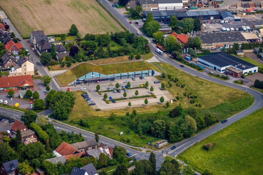Werne from the bird's eye view: Store of the Supermarket PENNY with Dachbegruenung An den 12 Baeumen in Werne in the state North Rhine-Westphalia, Germany