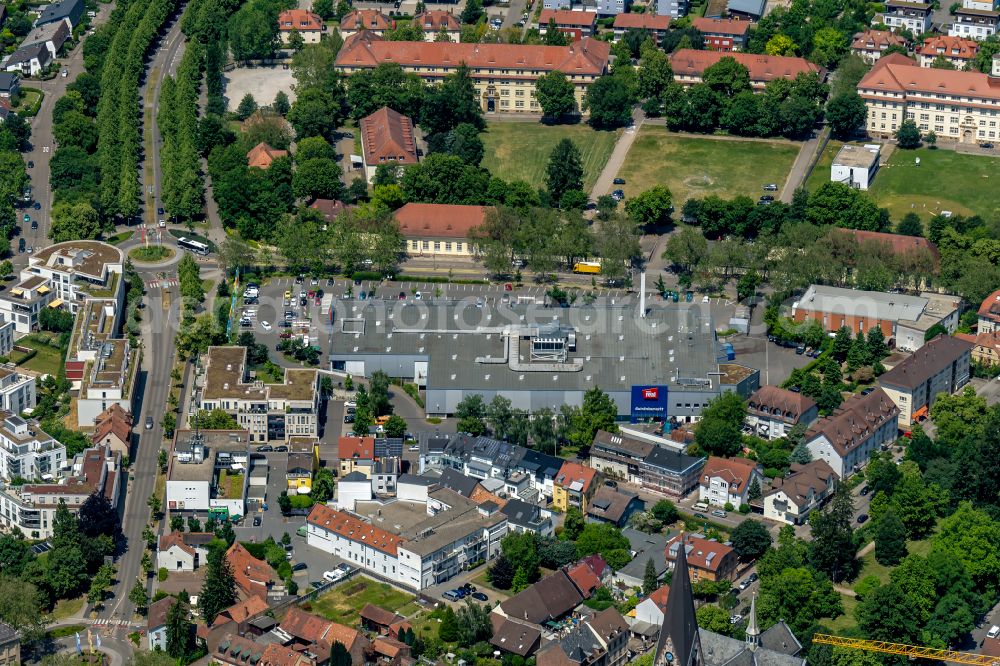 Aerial photograph Ettlingen - Store of the Supermarket Real on street Huttenkreuzstrasse in Ettlingen in the state Baden-Wuerttemberg, Germany