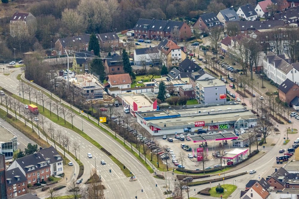 Aerial photograph Bottrop - Store of the Supermarket of a REWE on Kirchhellener Strasse overlooking a construction site Im Tauschlag in the district Eigen in Bottrop at Ruhrgebiet in the state North Rhine-Westphalia, Germany