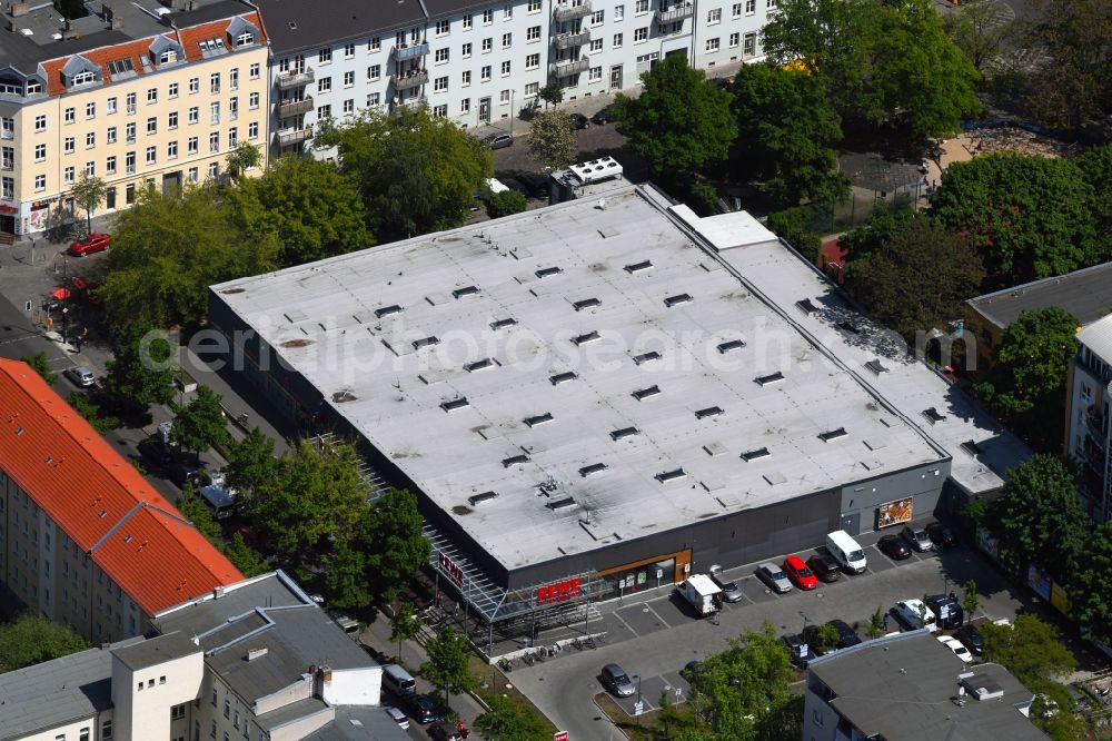 Aerial photograph Berlin - Branch of the supermarket REWE in Weitlingstrasse - Sophienstrasse in the Rummelsburg district in Berlin, Germany